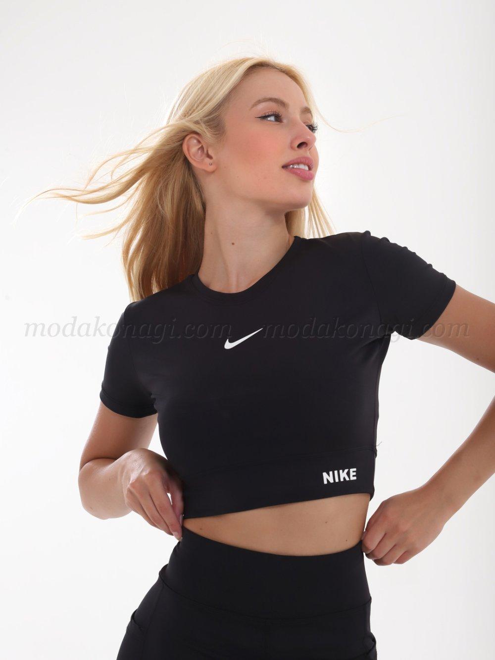Kadın Nike Dalgıç Crop Siyah