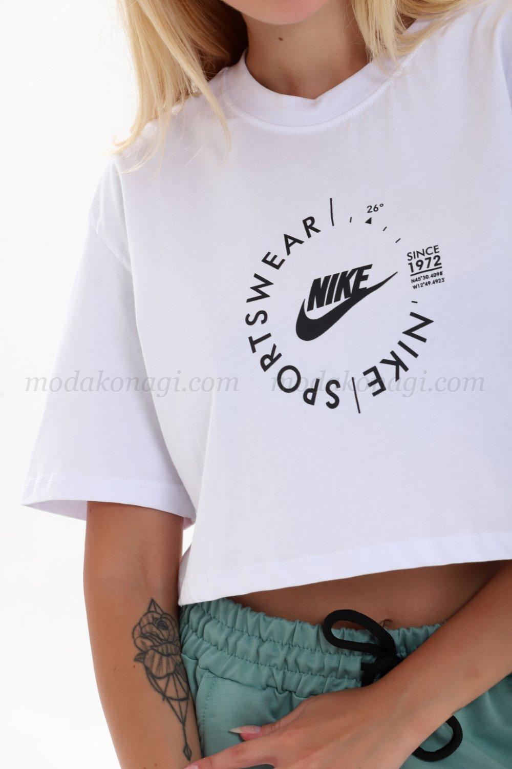 Kadın Nike Kısa T-Shirt New Year Beyaz