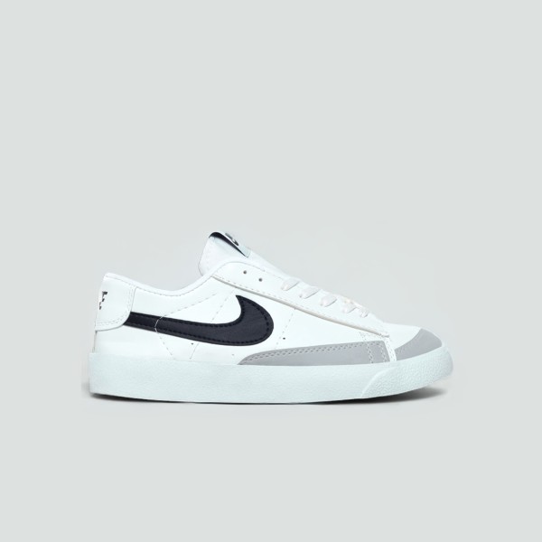 Sezon Sonu - Nike Blazer Kısa Bağcık Beyaz Siyah Sezon Sonu - Nike Blazer Kısa Bağcık Beyaz Siyah